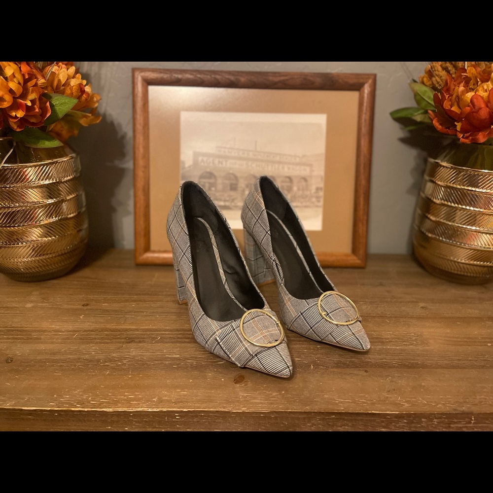GORGEOUS & UNIQUE PUMP. Perfect for the office.